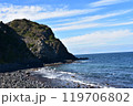 岩場に打ち寄せる波 119706802
