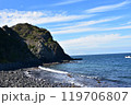 岩場に打ち寄せる波 119706807