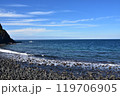 岩場に打ち寄せる波 119706905