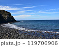岩場に打ち寄せる波 119706906