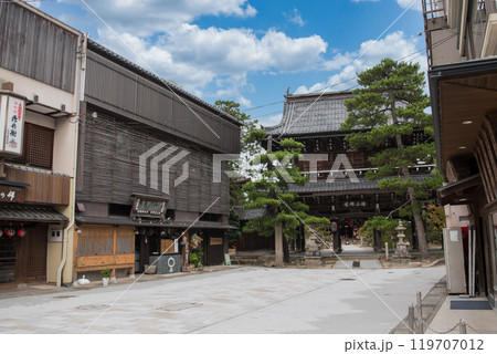 天橋立の知恩寺の山門と門前通り 119707012