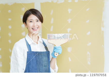 石膏ボードにパテを塗るDIY女子 119707058