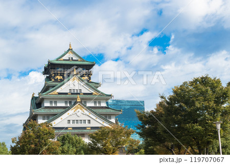 大阪城の天守閣とオフィスビル 119707067