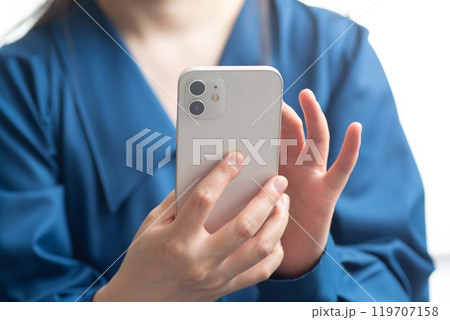 スマートフォンを使うイメージ01 119707158