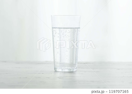 熱中症対策〜冷たい水イメージ01 熱中症対策〜冷たい水イメージ01 119707165