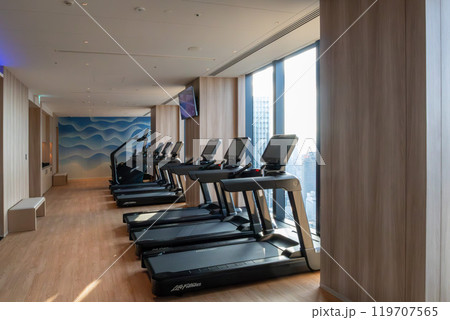 大阪駅西口直結のJPタワー大阪(KITTE大阪)にある、大阪ステーションホテルのフィットネス(ジム) 119707565