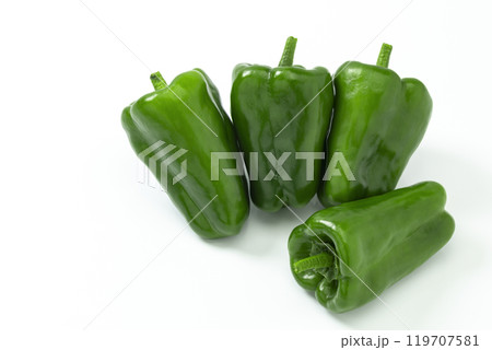 白バックのピーマン 119707581