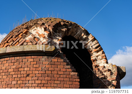 The dilapidated tower of the Bobruisk fortress made of red brick 119707731