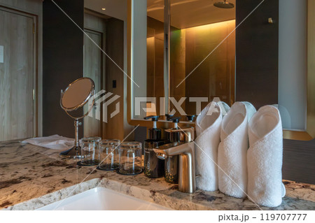 大阪駅西口直結のJPタワー大阪(KITTE大阪)にある、大阪ステーションホテルの綺麗な客室の洗面台 119707777