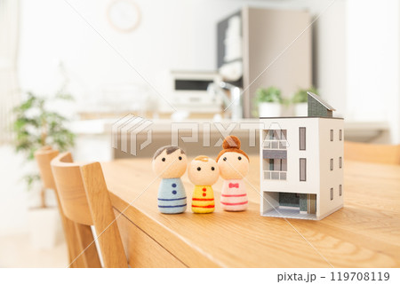 家の住宅模型とリビングとファミリーの人形 家の住宅模型とリビングとファミリーの人形 119708119