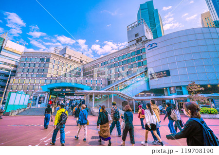 日本の東京都市景観 10月の休日。脱コロナ…ゆりかもめの新橋駅や汐留のビル群などを望む＝27日 119708190