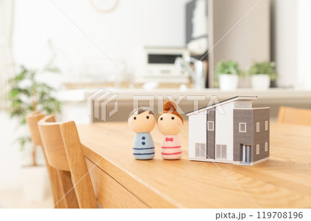 家の住宅模型とリビングとファミリーの人形 家の住宅模型とリビングとファミリーの人形 119708196