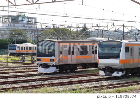 中央線:豊田車両センターに留置中のE233系・209系電車 中央線:豊田車両センターに留置中のE233系・209系電車 119708374