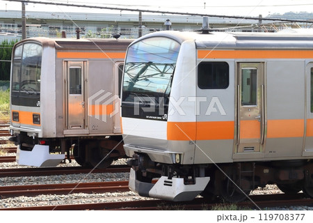 中央線:豊田車両センターに留置中のE233系・209系電車 中央線:豊田車両センターに留置中のE233系・209系電車 119708377