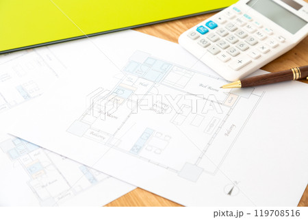 不動産の図面と住宅模型 不動産の図面と住宅模型 119708516