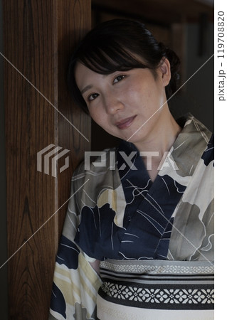 和室の部屋の若い浴衣の女性 119708820