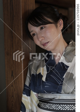 和室の部屋の若い浴衣の女性 和室の部屋の若い浴衣の女性 119708966