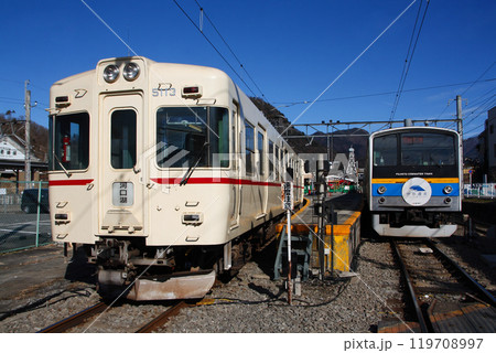 ［FJ］富士急行線1000形電車：京王線カラー車両（各停：大月⇔河口湖） 119708997