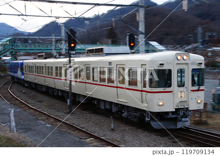 ［FJ］富士急行線1000形電車：京王線カラー車両（各停：大月⇔河口湖） 119709134