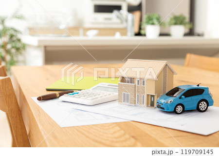 家のリビングと住宅模型と不動産図面 119709145