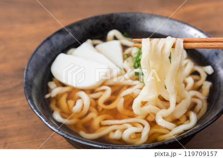 美味しい讃岐うどんイメージ02 119709157