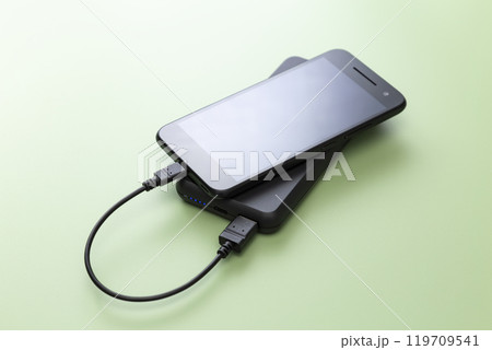 スマホとモバイルバッテリー 119709541