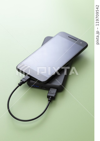 スマホとモバイルバッテリー スマホとモバイルバッテリー 119709542