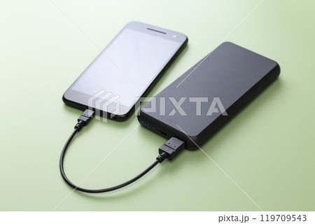 スマホとモバイルバッテリー 119709543