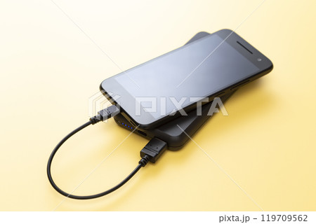 スマホとモバイルバッテリー 119709562