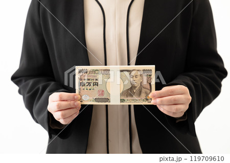 ビジネスウーマンがお金を持つイメージ01 119709610