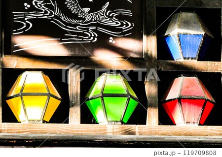 岩手県盛岡市のお店のドアの飾り　夕日に染まるステンドガラス 119709808