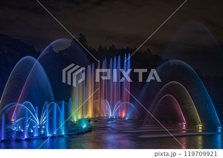 はままつフルーツパーク時之栖の輝くライトアップされた噴水のイルミネーション(静岡県) 119709921