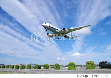 鳥取県境港市の米子鬼太郎空港に着陸するボーイング787型ジェット旅客機をメロディー道路脇から見上げる 119710046