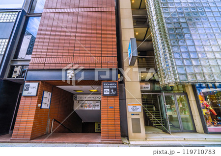 日本の東京都市景観　東京・銀座。銀座駅出入口B6（左側）や出入口B7（右側）などを望む＝10月27日 119710783