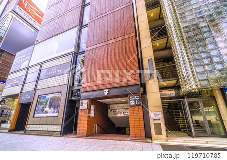 日本の東京都市景観 東京・銀座。銀座駅出入口B6(左側)や出入口B7(右側)などを望む=10月27日 日本の東京都市景観 東京・銀座。銀座駅出入口B6(左側)や出入口B7(右側)などを望む=10月27日 119710785