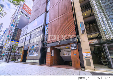 日本の東京都市景観 東京・銀座。銀座駅出入口B6(左側)や出入口B7(右側)などを望む=10月27日 日本の東京都市景観 東京・銀座。銀座駅出入口B6(左側)や出入口B7(右側)などを望む=10月27日 119710787