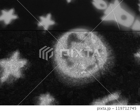 地面に映る光の模様 119712745