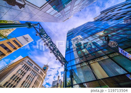 日本の東京都市景観 東京・銀座。すずらん通りから銀座四丁目のセイコーハウス銀座などを望む=27日 日本の東京都市景観 東京・銀座。すずらん通りから銀座四丁目のセイコーハウス銀座などを望む=27日 119713504