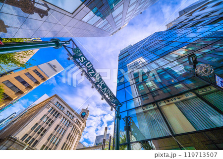 日本の東京都市景観　東京・銀座。すずらん通りから銀座四丁目のセイコーハウス銀座などを望む＝27日 119713507