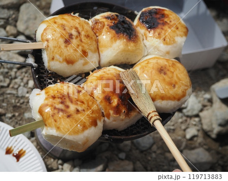 焼きまんじゅうを山の上で焼く 119713883