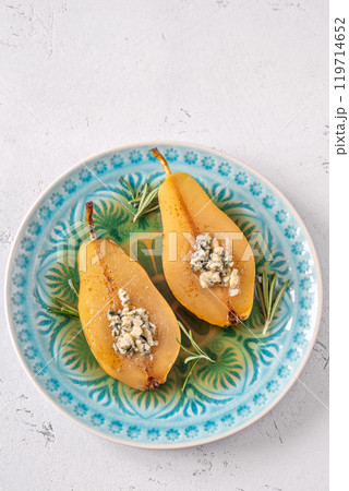 Poached pear with roquefort 119714652