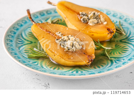 Poached pear with roquefort 119714653