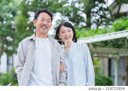 笑顔の中年夫婦 笑顔の中年夫婦 119715934