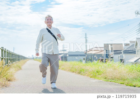 散歩する高齢者男性 119715935