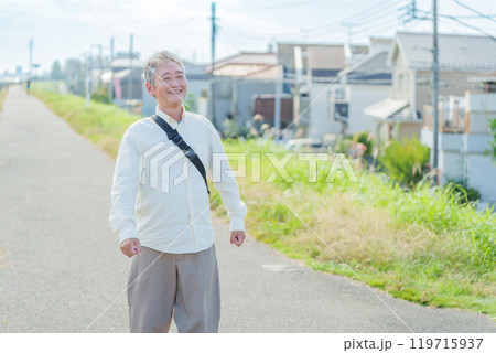 散歩する高齢者男性 散歩する高齢者男性 119715937