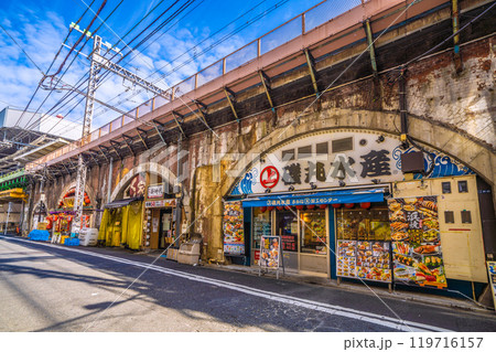 日本の東京都市景観10月。新橋駅烏森口寄り。高架下の飲み屋街などを望む。左奥は新橋駅方向＝27日 119716157