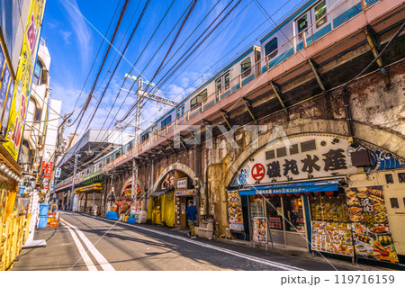日本の東京都市景観10月。新橋駅烏森口寄り。高架下の飲み屋街などを望む。左奥は新橋駅方向＝27日 119716159