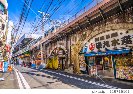 日本の東京都市景観10月。新橋駅烏森口寄り。高架下の飲み屋街などを望む。左奥は新橋駅方向＝27日 119716161