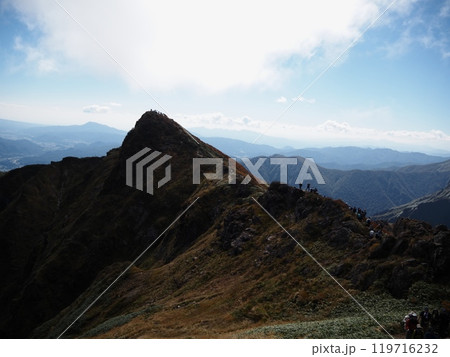 谷川岳のトマの耳に登る登山者の列2 119716232