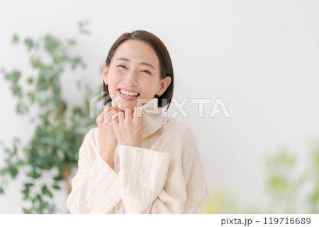 タートルネックを着た30代女性 119716689